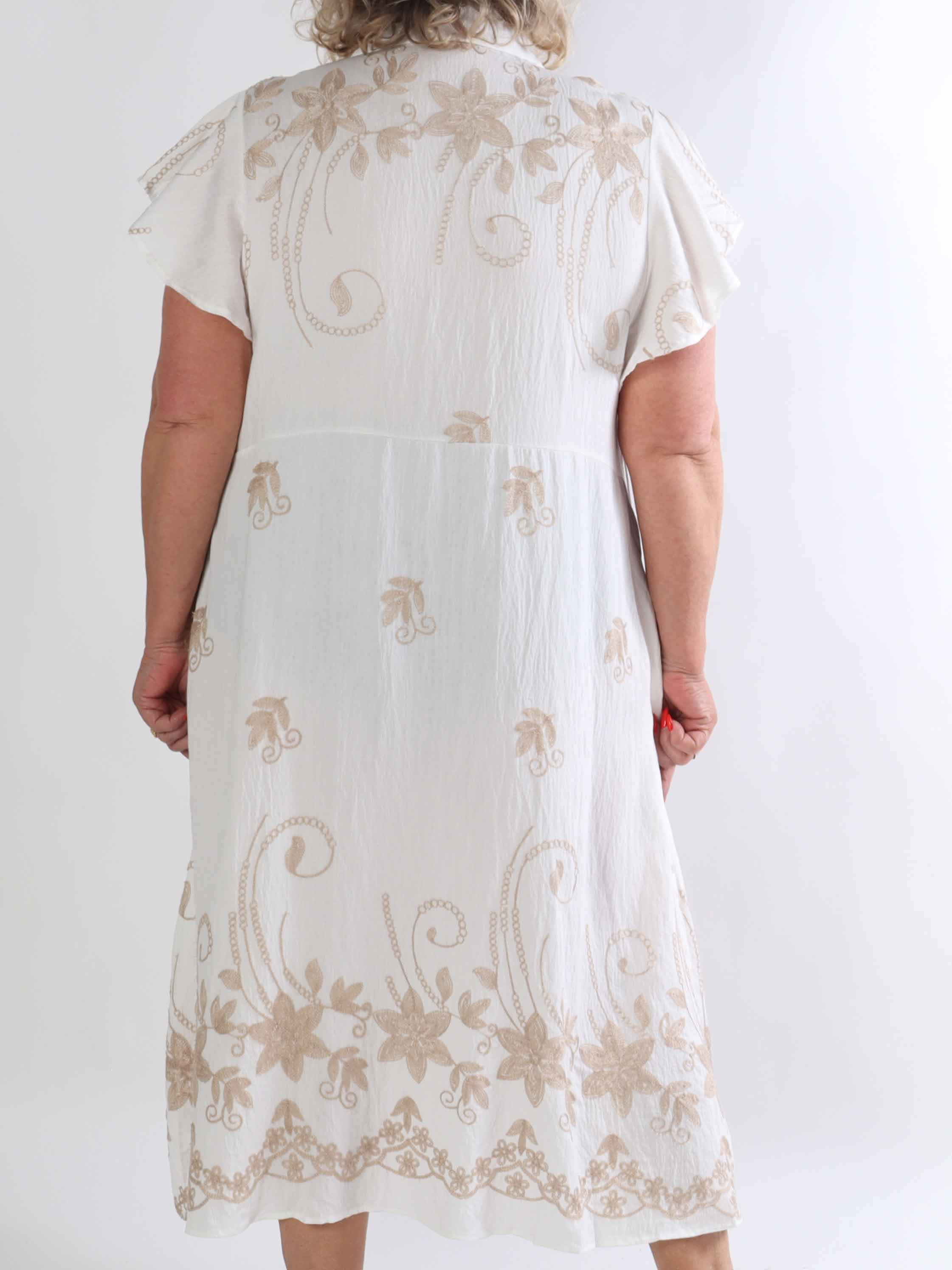 Marianne - Skjortekjole i viskose med broderede detaljer og flæseærmer.